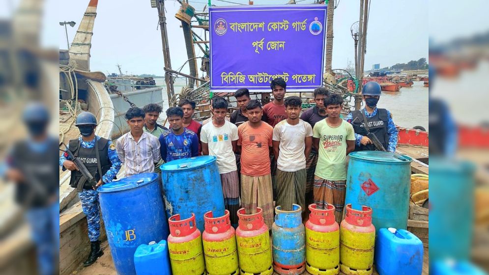 পাচারকালে বিপুল পরিমাণ ডিজেলসহ আটক ১২