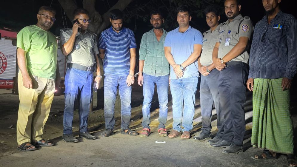 ইয়াবা বহনের সময় শ্রমিক দল নেতাসহ আটক ২