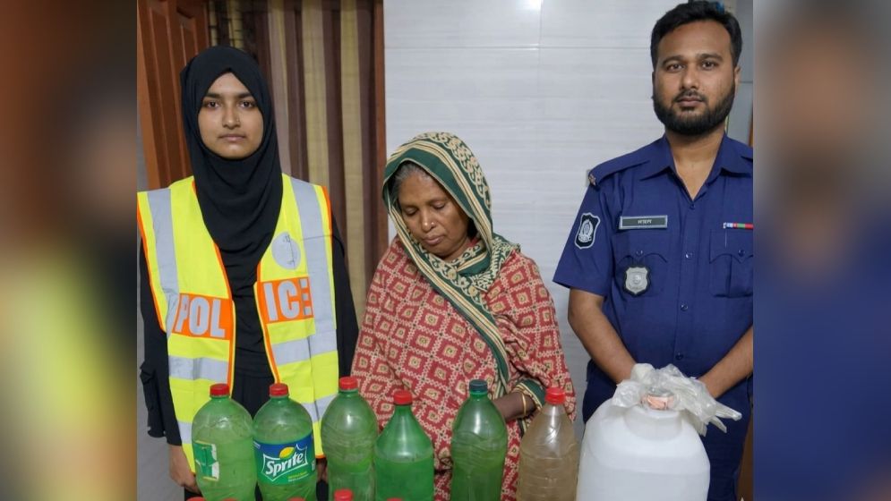বিপুল পরিমাণ চোলাই মদসহ গ্রেপ্তার নারী