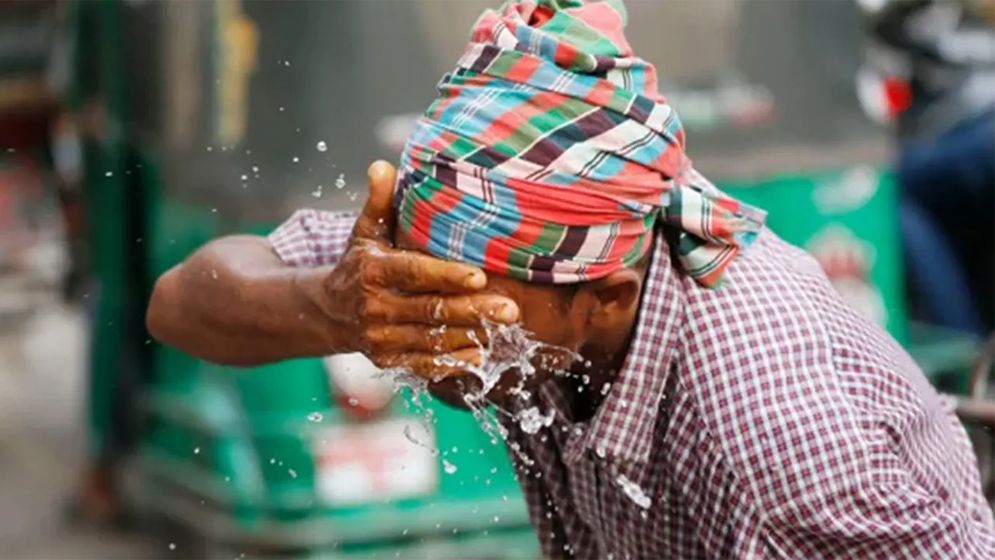 বৃষ্টিহীন ঢাকায় আজ থাকবে গরমের দাপট 