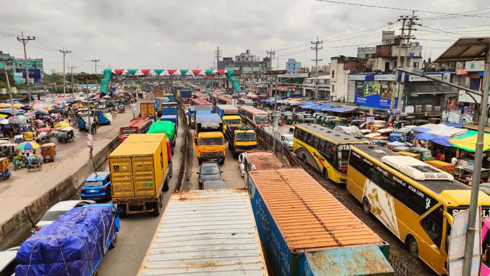 ছুটির দিনে ৩ মহাসড়কে যানজট, ভোগান্তিতে যাত্রীরা