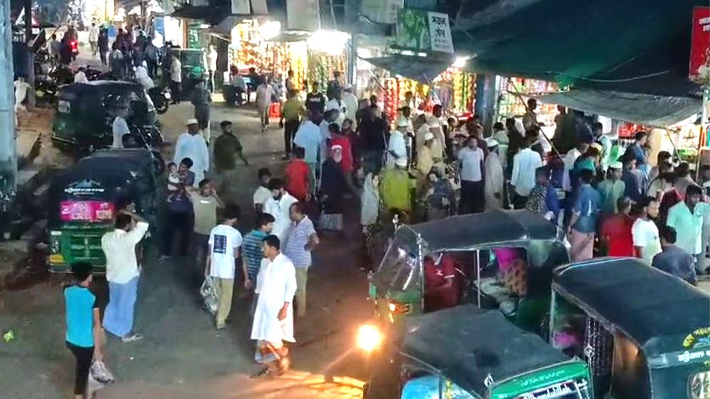  মাছ ধরায় নিষেধাজ্ঞা: শেষ মুহূর্তে ফিশারি পল্টুনে বেচাকেনার হিড়িক