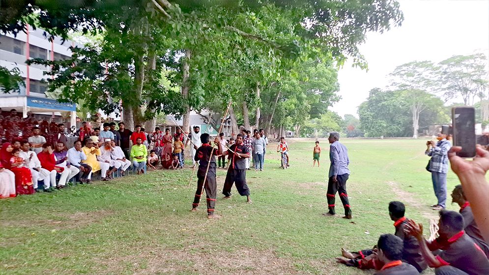 লাঠিখেলার ঝংকারে নতুন বছরকে বরণ