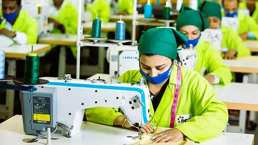 জ্বালানি সংকটে উৎপাদন কমেছে পোশাকখাতে, বাজার হারানোর শঙ্কা