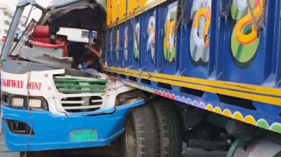 গাজীপুরে দাঁড়িয়ে থাকা ট্রা‌কে বা‌সের ধাক্কা, নিহত ২