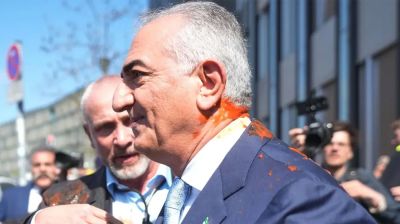 জার্মানিতে রেজা পাহলভির ওপর লাল রঙের তরল নিক্ষেপ