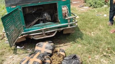 চলন্ত রিকশায় আগুন, নেভাতে গিয়ে মিলল ১০ বান্ডিল গাঁজা