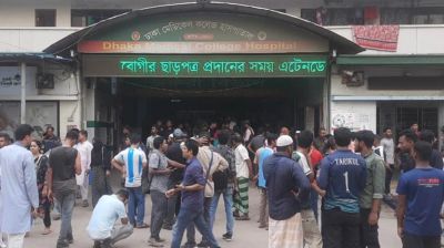 ঢামেকে চিকিৎসক-শিক্ষার্থী সংঘর্ষ, বন্ধ জরুরি সেবা