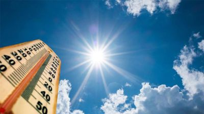 ৩৮ ডিগ্রি ছাড়িয়েছে চুয়াডাঙ্গার তাপমাত্রা, গলে যাচ্ছে রাস্তার পিচ