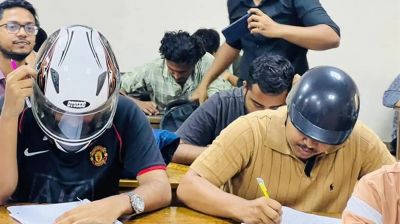 নিরাপত্তার শঙ্কায় হেলমেট পরে পরীক্ষা দিচ্ছে জবি শিক্ষার্থীরা 
