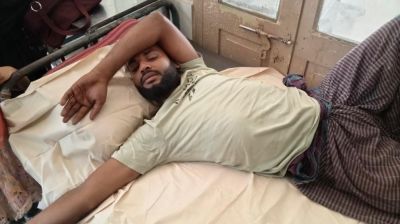 কামড় দেওয়া সাপসহ হাসপাতালে যুবক