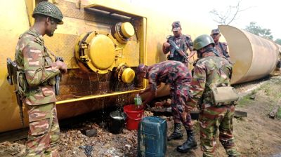 মাধবপুরে তেলবাহী ট্রেন লাইনচ্যুত, হাজার লিটার ডিজেল উদ্ধার