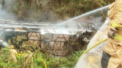 ইকুয়েডরে বাস খাদে পড়ে নিহত ১৪