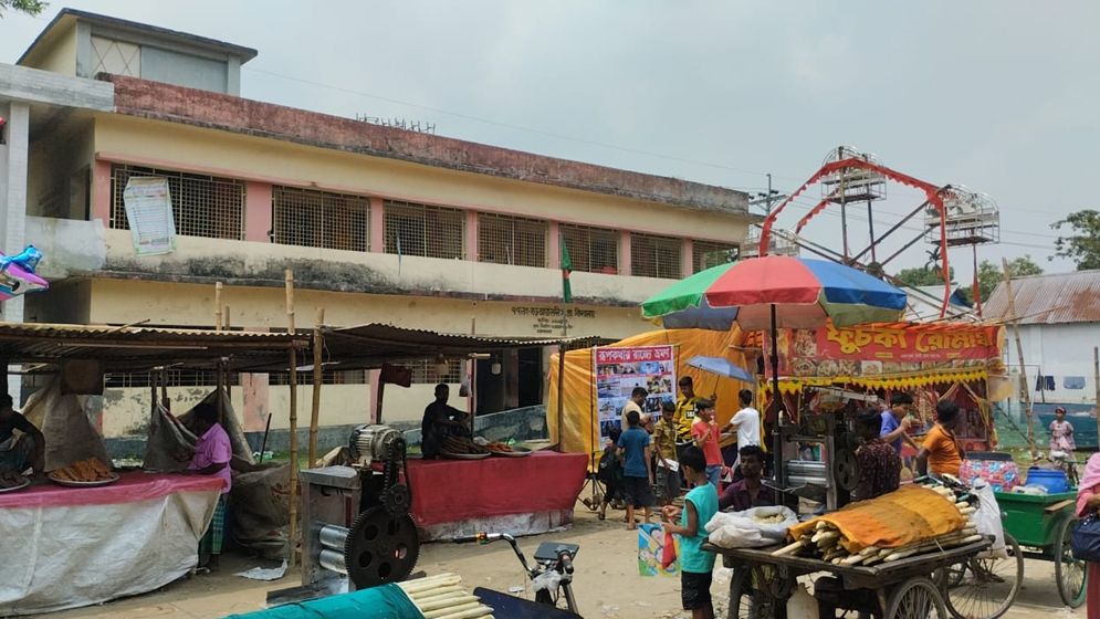 বিদ্যালয় চলাকালীন মাঠে মেলা, ব্যাহত হচ্ছে শিক্ষার পরিবেশ