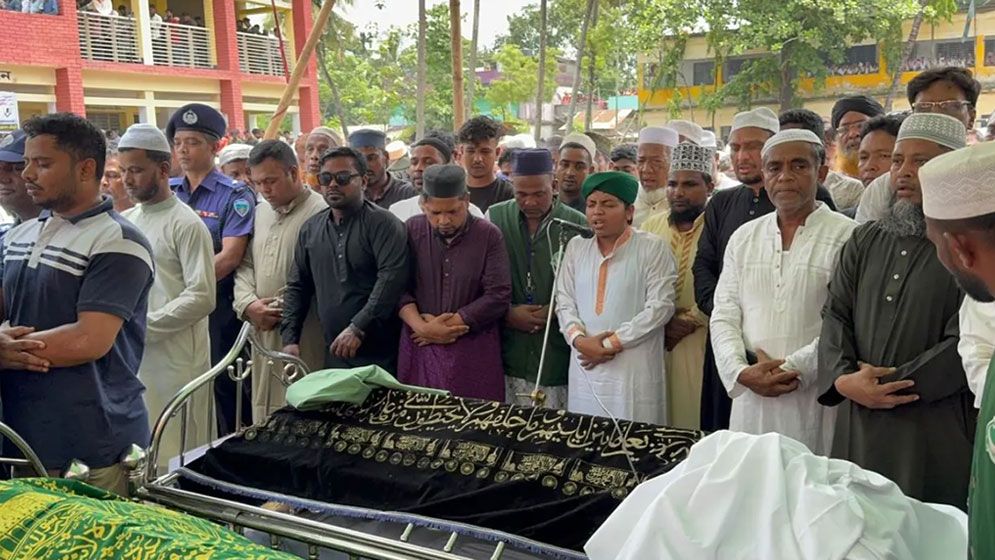 চার ভাইয়ের জানাজায় মানুষের ঢল, ইমামতি করলেন আরেক ভাই  