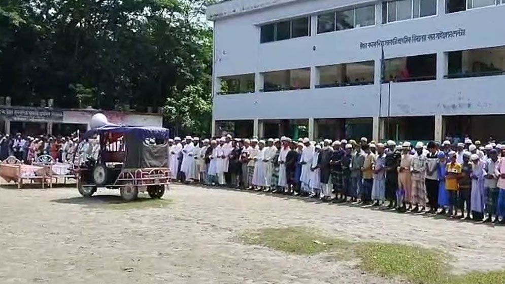 গ্যাস বিস্ফোরণে নিহত একই পরিবারের ৫ জনকে পটুয়াখালীতে দাফন  