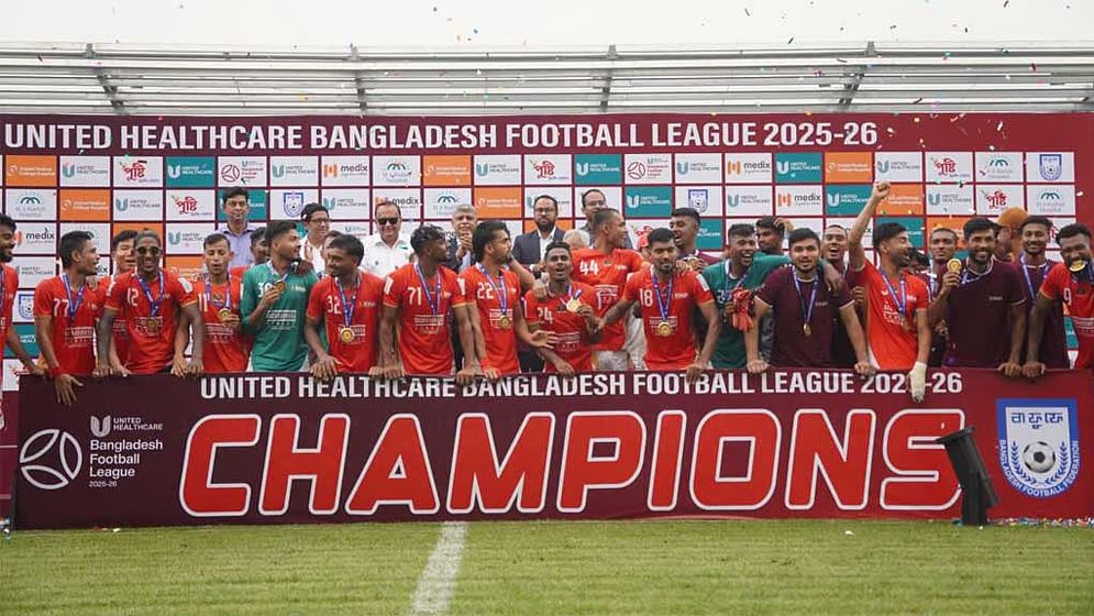 জয়ে ট্রফি উদযাপন কিংসের রানার্সআপ আবাহনী