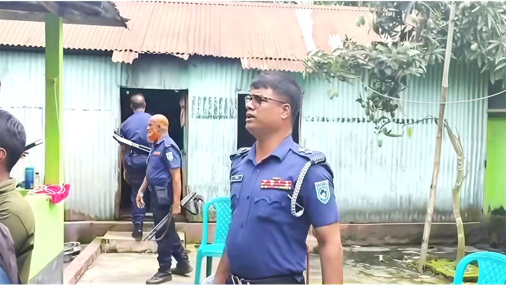 বাড়ির ভেতরে নারীর বিবস্ত্র মরদেহ