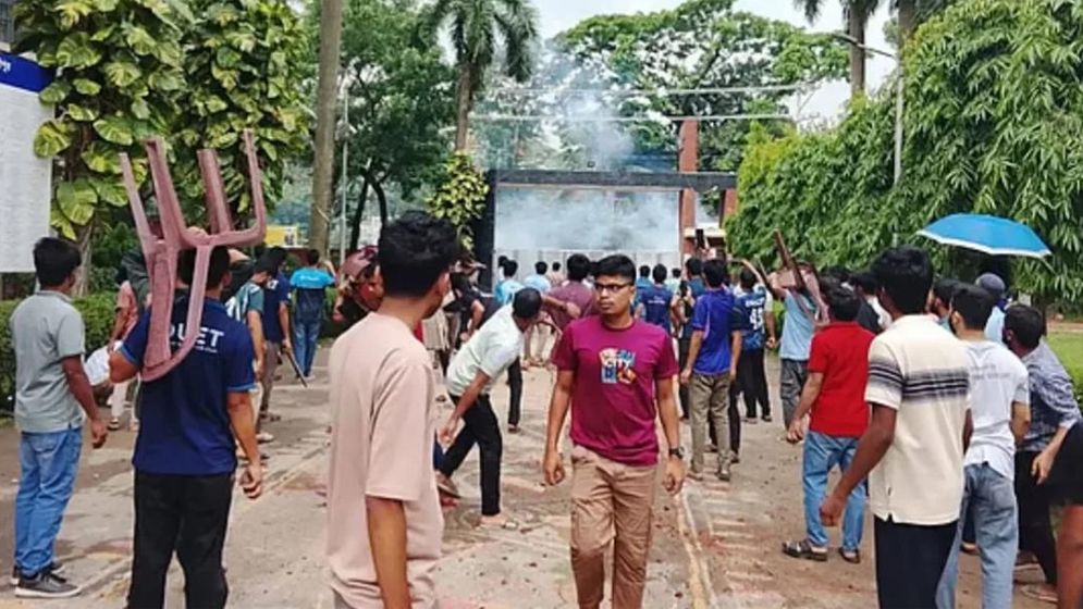 ৫ দিনেও ক্যাম্পাসে ঢুকতে পারেননি ভিসি