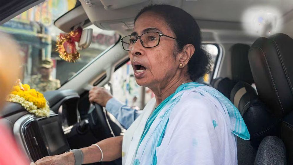 আমাকে লাথি মেরেছে, সিসিটিভি বন্ধ করে, ভয়ঙ্কর অভিযোগ মমতার