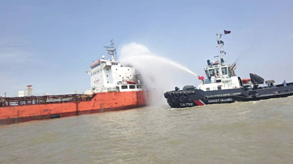 বহির্নোঙরে ভাসমান তেলবাহী জাহাজে ভয়াবহ আগুন