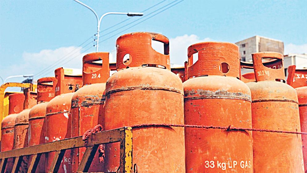 একলাফে হাজার টাকা বাড়ল এলপিজি গ্যাসের দাম