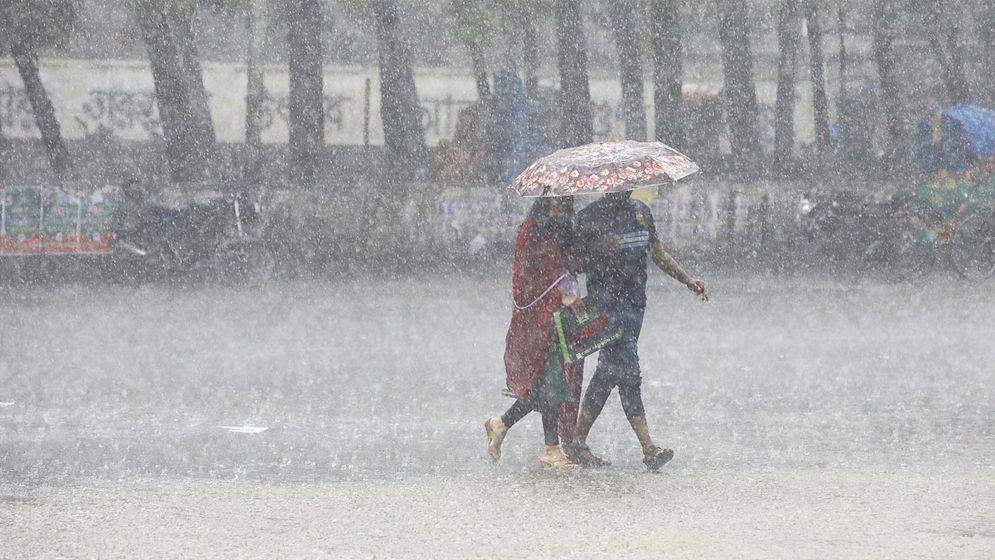 সাতসকালে ঝুম বৃষ্টিতে ভিজল রাজধানী