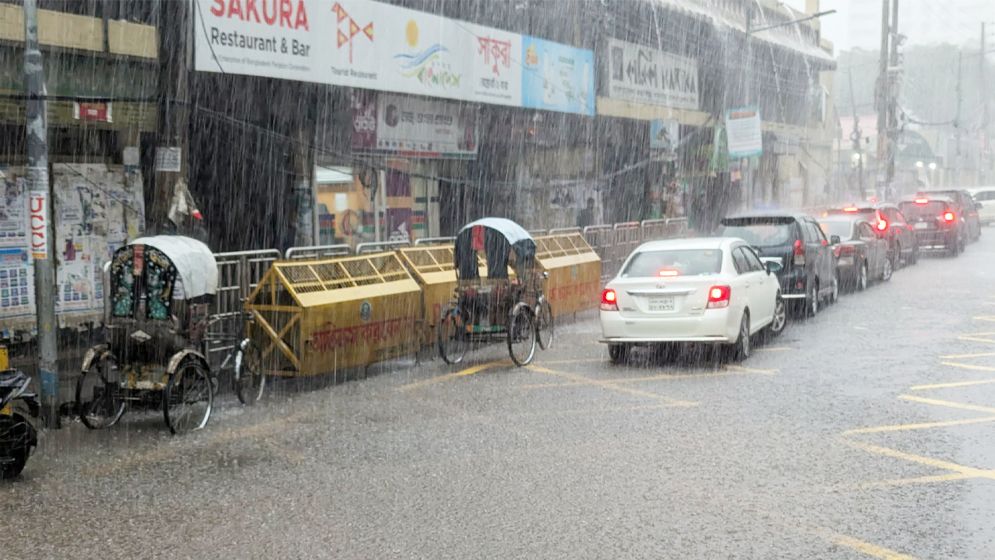 ঝুম বৃষ্টিতে ভরদুপুরে যেন রাত নেমেছে রাজধানীতে