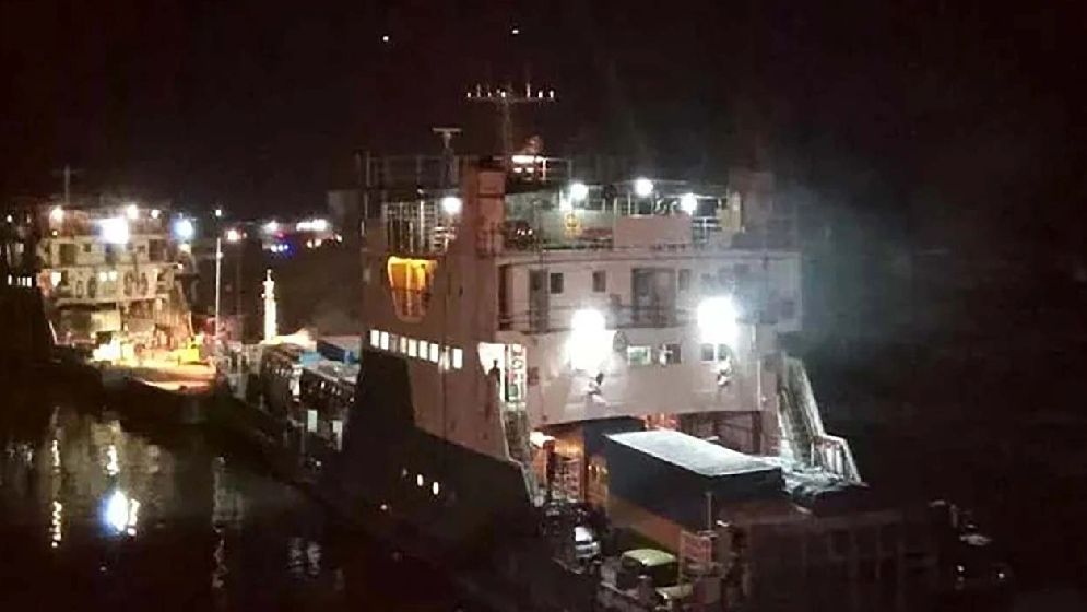উত্তাল পদ্মায় বন্ধ ফেরি, ঘাটে আটকা শত শত যানবাহন