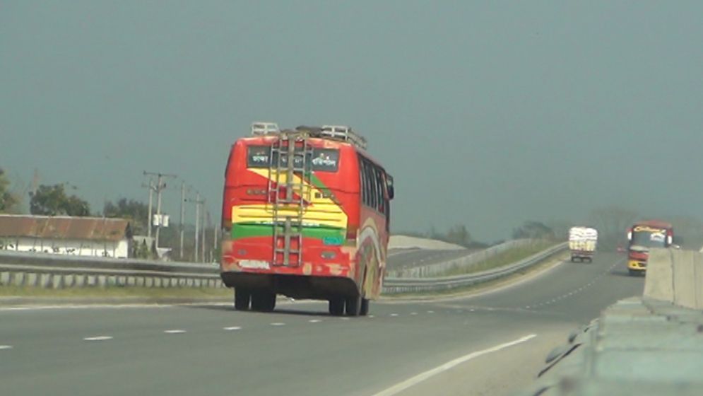 মহাসড়কে নেই ফুট ওভারব্রিজ, বাস চাপায় পিষ্ট পথচারী