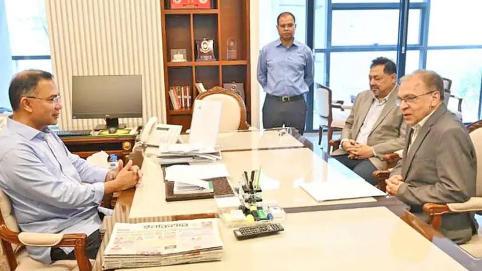 প্রধানমন্ত্রীর সঙ্গে  সাক্ষাৎ করেছেন টিআইবি’র নির্বাহী পরিচালক