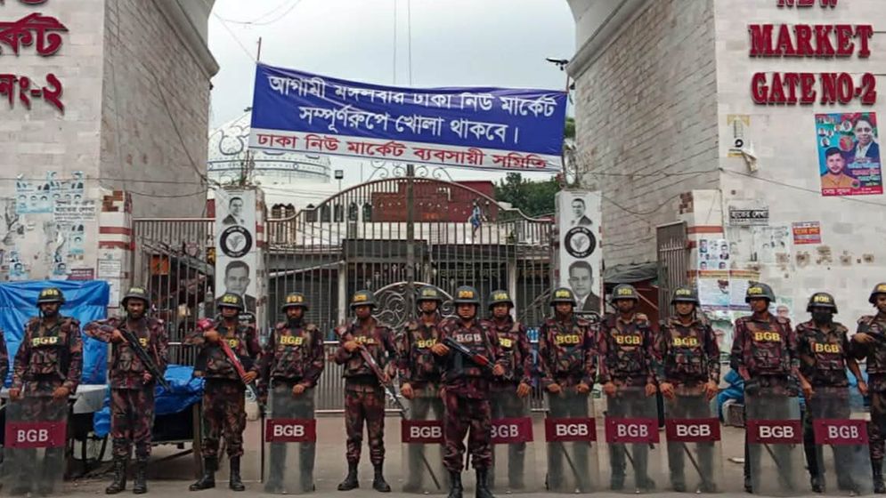 ঈদযাত্রা নির্বিঘ্ন করতে ঢাকার বিভিন্ন পয়েন্টে বিজিবি মোতায়েন