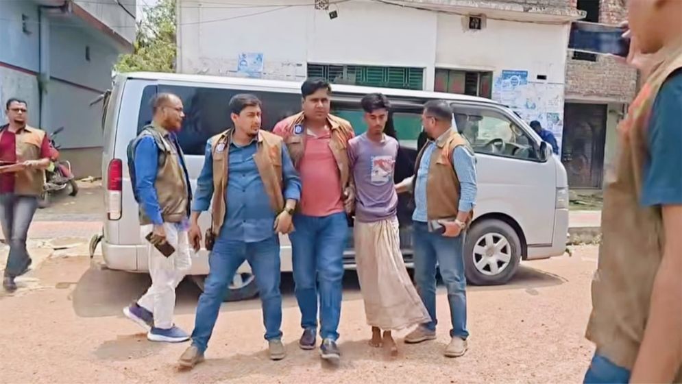 ব্যবসায়ীকে গলা কেটে হত্যা, স্ত্রী ও ছেলে আটক