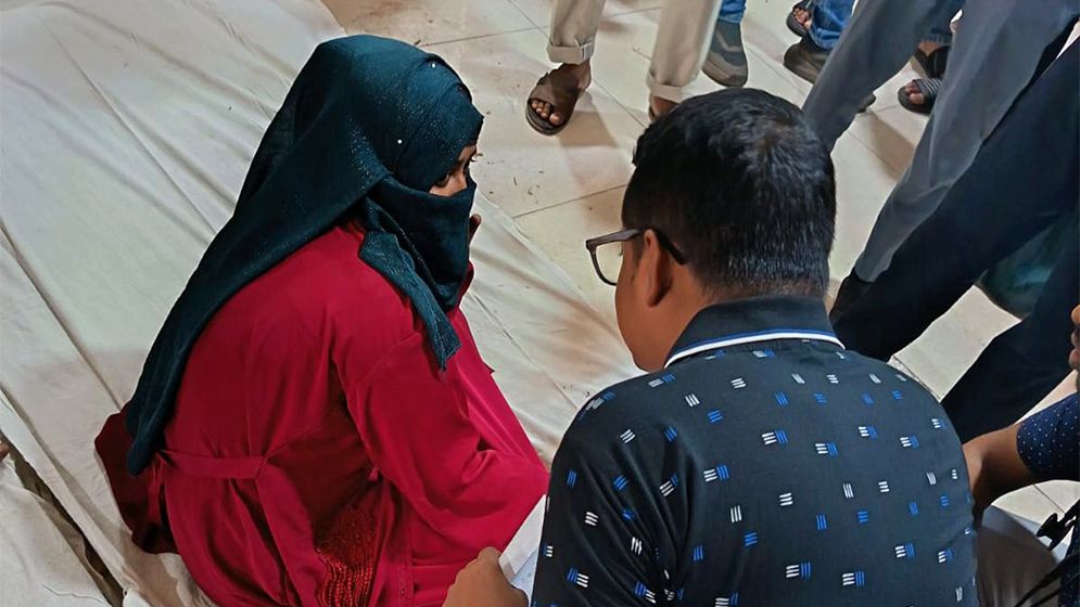 বিচারকের সামনে বিচারপ্রার্থীর বিষপান