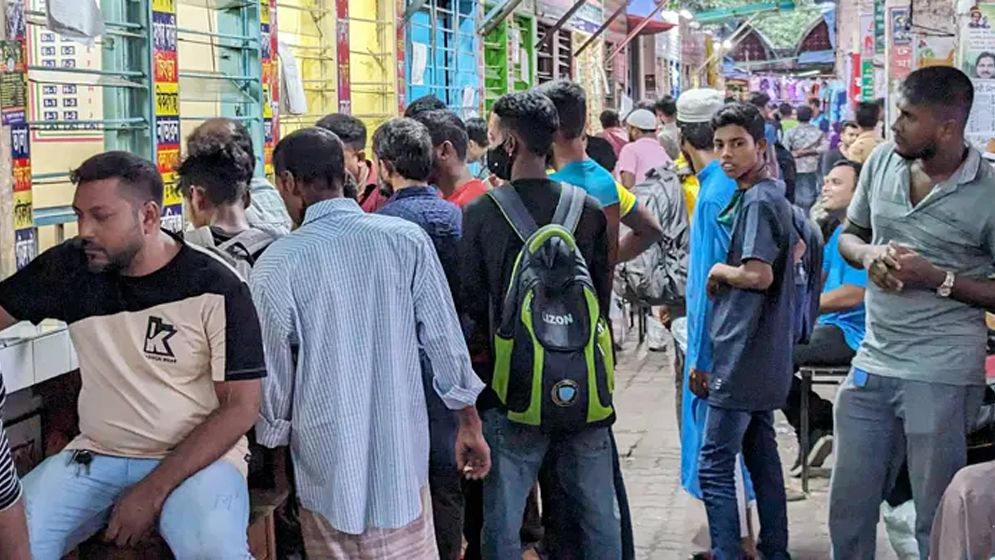 গাবতলীতে ঘরমুখো মানুষের চাপ