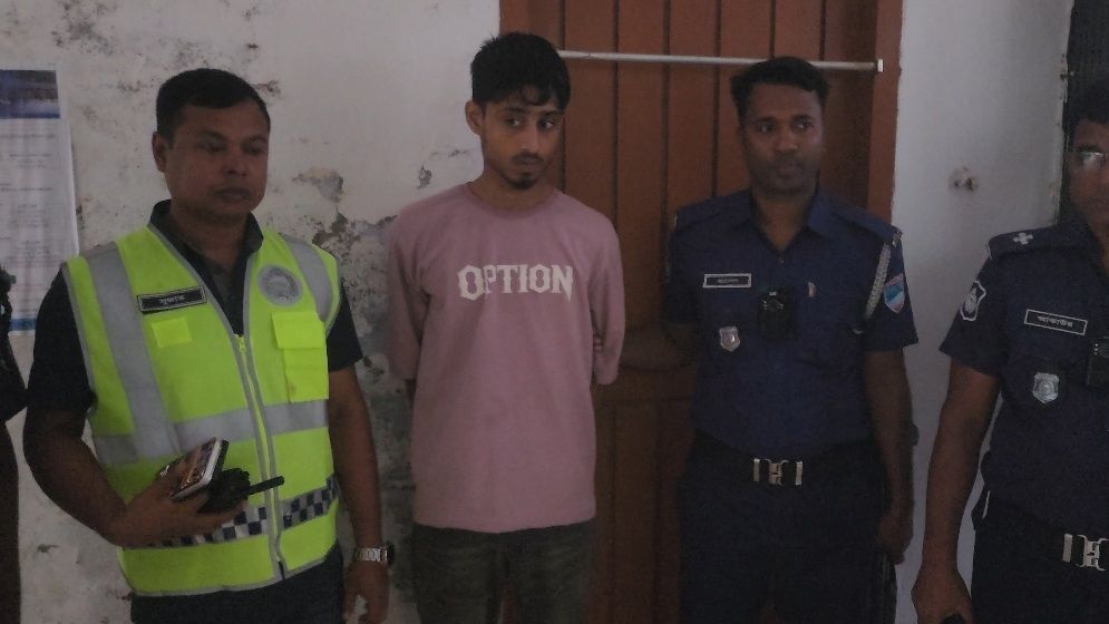 নড়াইলে ঘুমন্ত স্ত্রীকে কুপিয়ে হত্যার অভিযোগ, স্বামী আটক