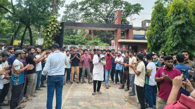 ডুয়েটে ‘ব্লকেড’ কর্মসূচি, নতুন ভিসিকে ক্যাম্পাসে ঢুকতে বাধা  