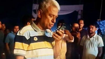 মহিলা দল নেত্রীর অননুমোদিত মেলা ভেঙে দিলেন এমপি
