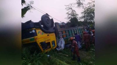ঢাকা-টাঙ্গাইল মহাসড়কে রডবোঝাই ট্রাক উল্টে নিহত ১৫  