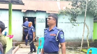 বাড়ির ভেতরে নারীর বিবস্ত্র মরদেহ