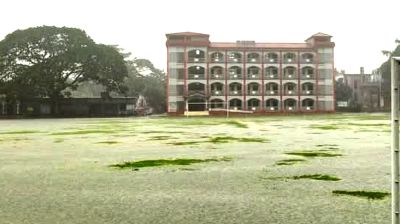 সামান্য বৃষ্টিতেই জলাবদ্ধতা, দুর্ভোগে শতবর্ষী বিদ্যালয়ের শিক্ষার্থীরা