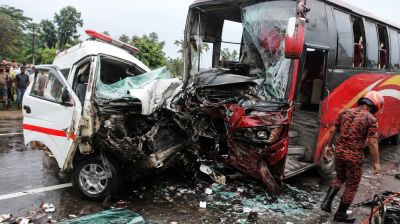 বাস-অ্যাম্বুলেন্স মুখোমুখি সংঘর্ষে ৫ জন নিহত