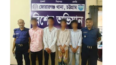 পরীক্ষার হলে খাতা না দেখানোয় দুই পরীক্ষার্থীকে কুপিয়ে জখম, আটক ৪