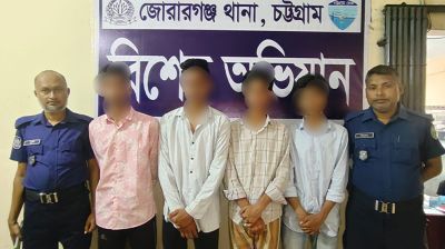 পরীক্ষার হলে খাতা না দেখানোয় দুই পরীক্ষার্থীকে কুপিয়ে জখম, আটক ৪