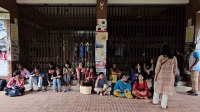প্রক্টর কার্যালয়ের পর জাবির প্রশাসনিক ভবনেও তালা দিলেন শিক্ষার্থীরা  