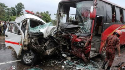 বাস-অ্যাম্বুলেন্স সংঘর্ষে একই পরিবারের ৫ জনের মৃত্যু