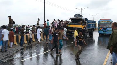 নিয়ন্ত্রণ হারিয়ে ট্রাকে আগুন