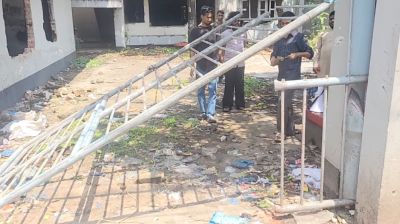 সাবেক মন্ত্রী আমুর বাসভবনে হামলা, গেট কেটে উন্মুক্ত করলো ছাত্ররা