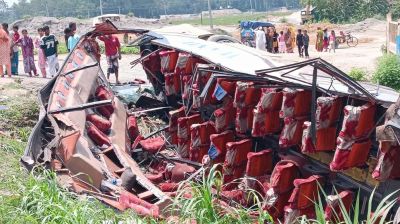 টাঙ্গাইল মহাসড়কে নিয়ন্ত্রণ হারিয়ে বাস খাদে, আহত ১৫