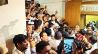 মনোনয়নপত্র নিতে বাধা দেওয়ায় হট্টগোল